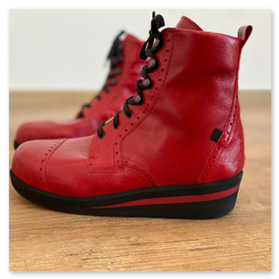 Orthopädischer Maßschuh in rot