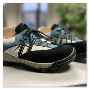 Orthopädischer Maßschuh in schwarz/blau/weiß