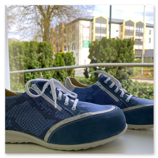 Orthopädischer Maßschuh in blau