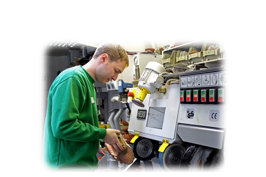Werkstatt Werkstatt mit Maschine und Arbeiter